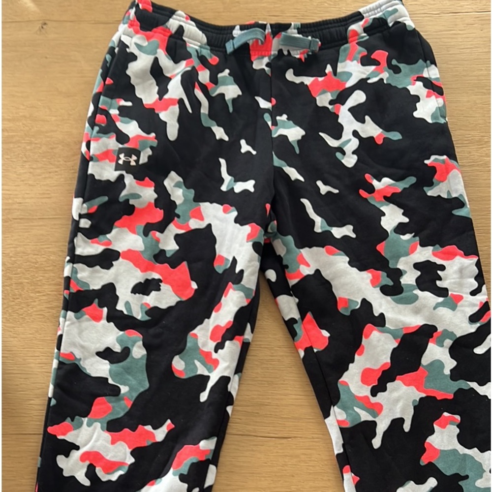 Boys UA army fleece pants. No tags but never worn! Brand new.